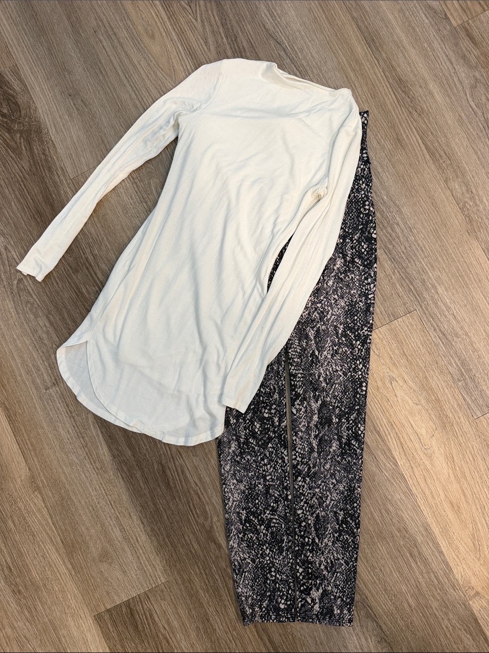 Spanx snakeskin leggings with free cream long sleeve top